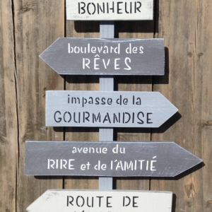 Flèche ou pancarte en bois vernis