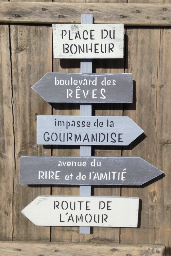Flèche ou pancarte en bois vernis